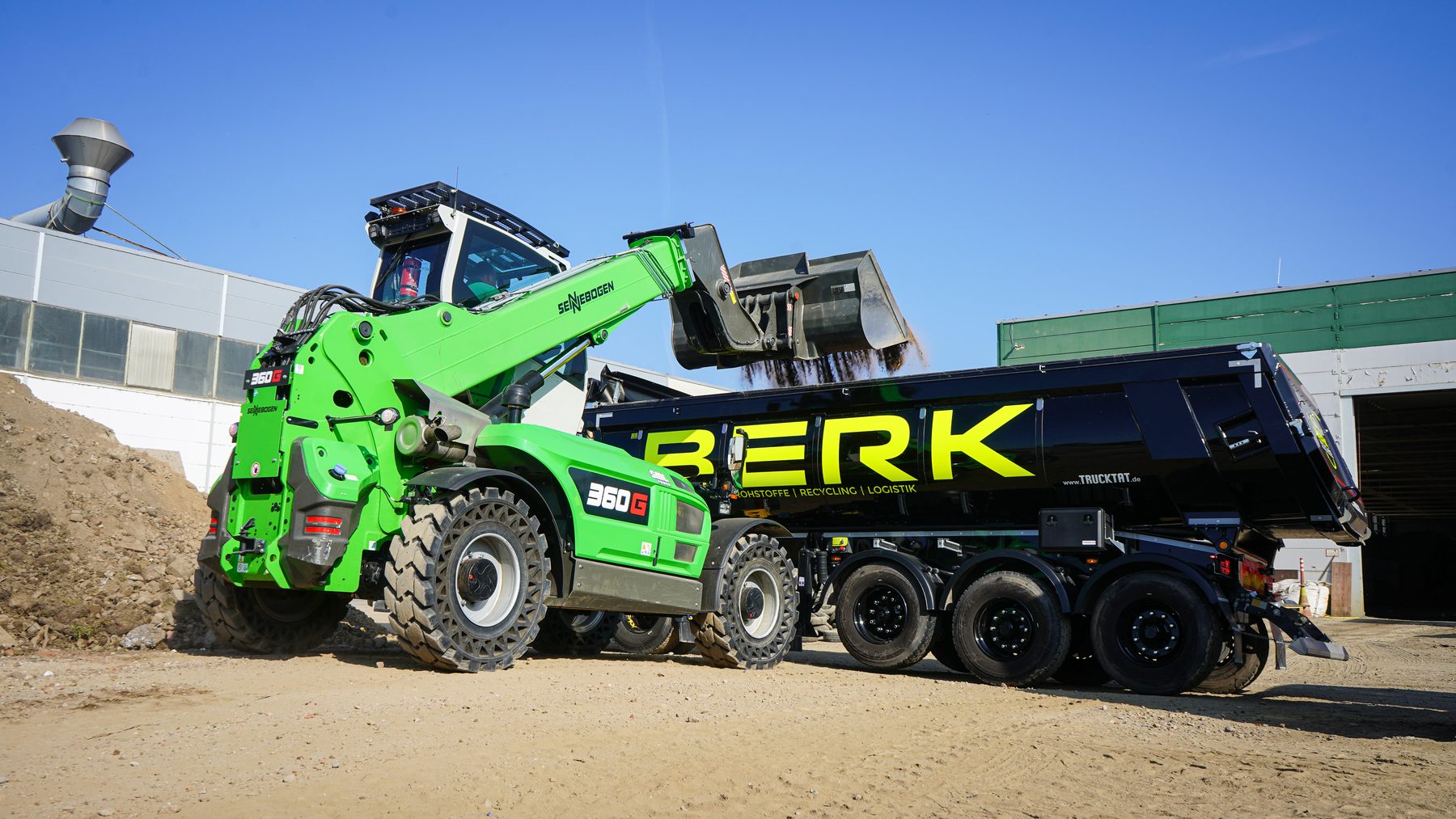 Verladung von gesiebtem Recyclingmaterial in einen BERK Sattelkipper