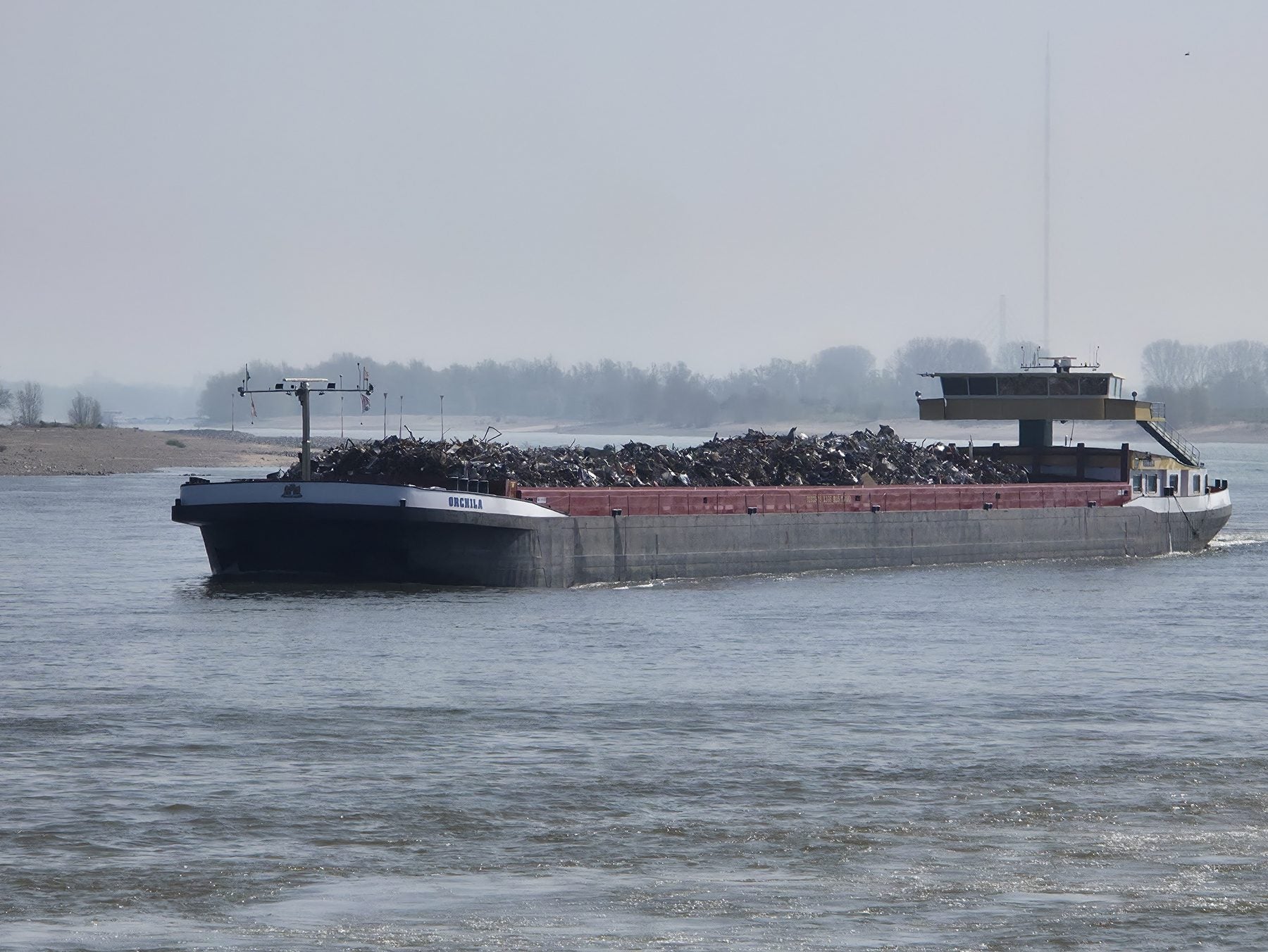 Schrott-Verschiffung per Binnenschiff auf dem Rhein – Schrottgroßhandel BERK Recycling