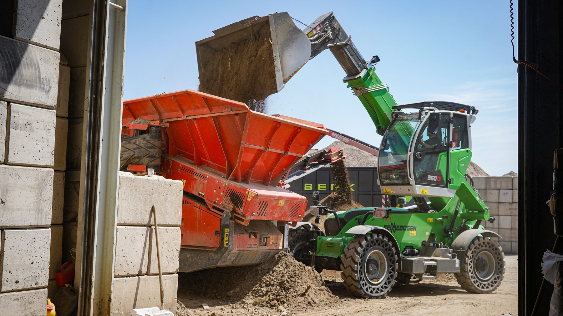 Sennebogen Teleskoplader beschickt die Siebanlage bei BERK Recycling