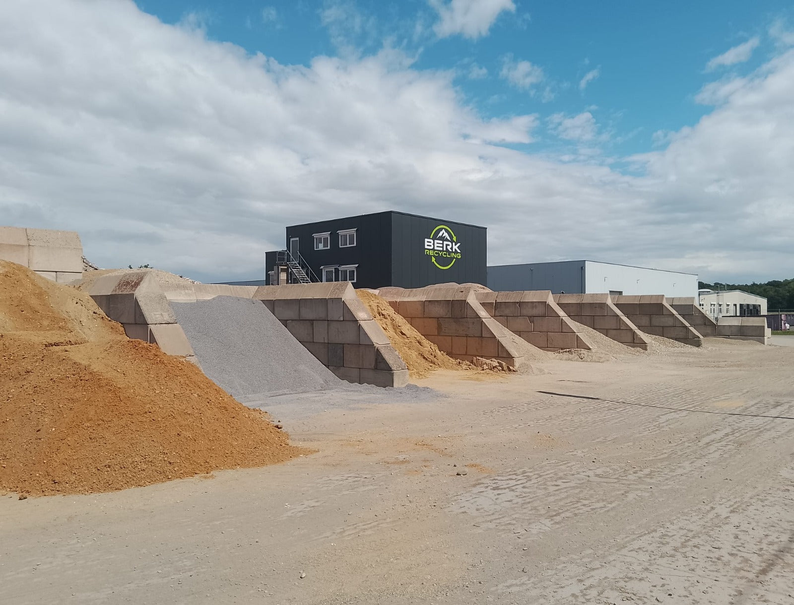 Wertstoffhof BERK Recycling Grefrath-Oedt mit Schüttgutboxen