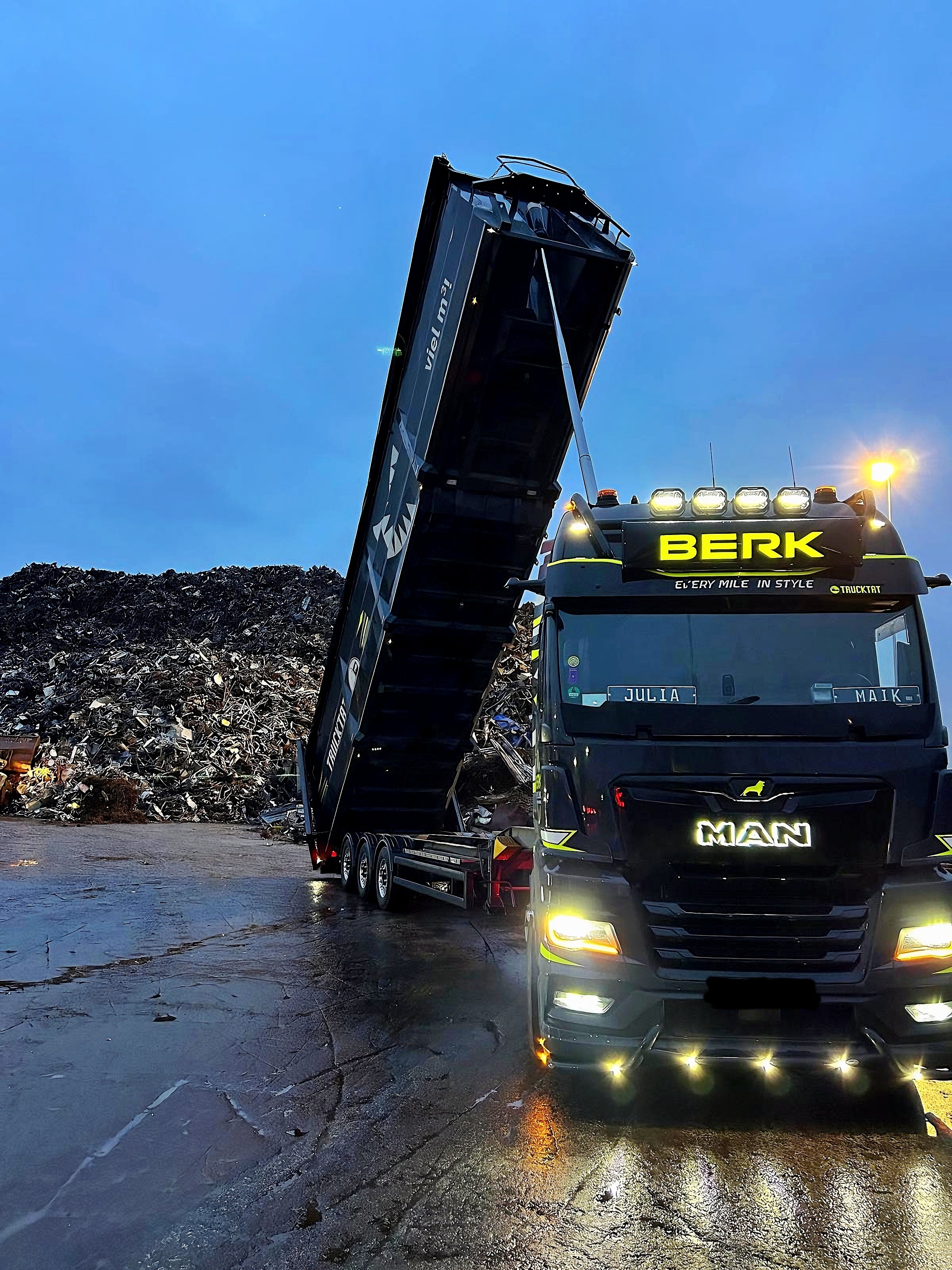 BERK LKW kippt Schrott am Schrottplatz ab