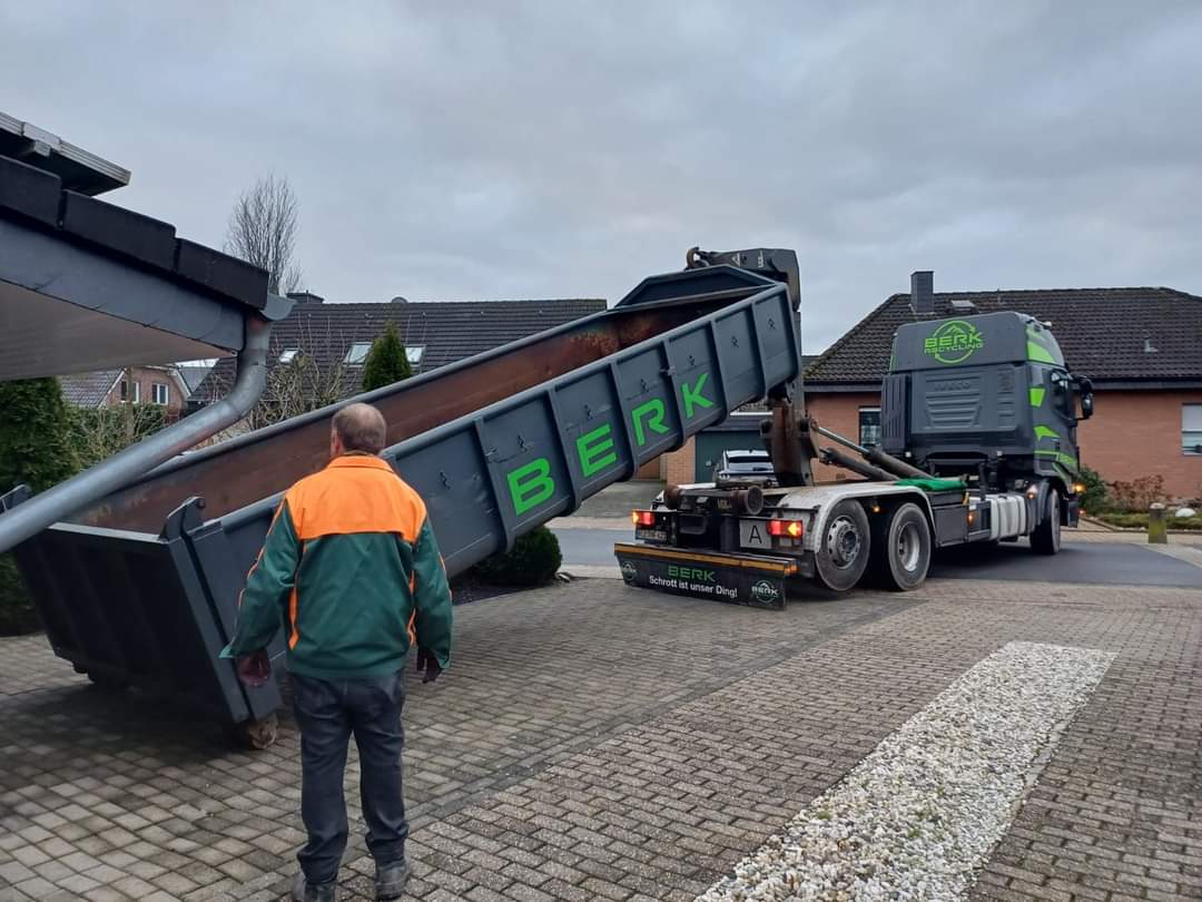 BERK Recycling stellt einen Abrollcontainer bei einem Kunden ab